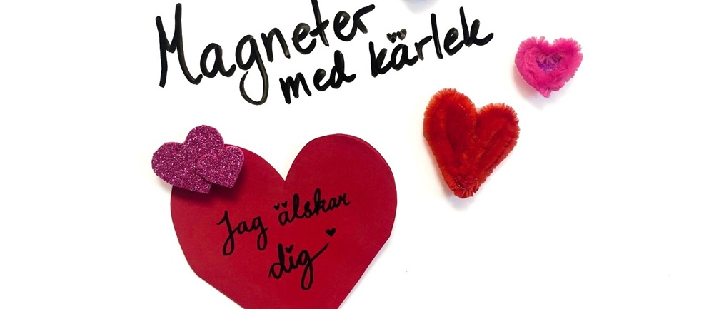 Hjärtformade dekorationer med texten Magneter med kärlek och ett rött hjärta med Jag älskar dig